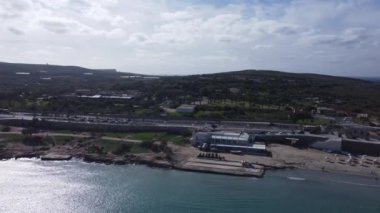 Sakin turkuaz sığ deniz arka planı. Mellieha, Malta, Ghadira Körfezi Kasım ayında. Yüksek kalite 4k görüntü