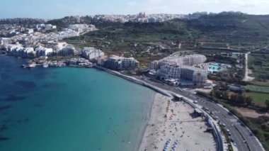 Turkuaz deniz suyuyla beyaz kumsal. Malta anteni. Yüksek kalite 4k görüntü