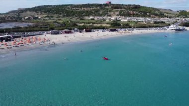 Malta Havalimanı, Kasım ayında şemsiyeli beyaz kumlu plaj. Ghadira Doğa Koruma Alanı yakınlarındaki kavşağa yaklaşıyoruz. Yüksek kalite 4k görüntü