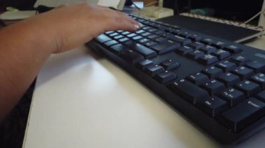 Bilgisayar klavyesine yazı yazan kadın eller, yavaş çekimde kapatın. Yüksek kalite 4k görüntü