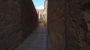 Mdina 'da Dar Sokak, Malta. Boş eski dar bir sokak. Dönüşüm. Yüksek kalite 4k görüntü