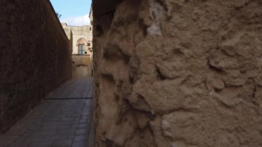 Mdina 'da Dar Sokak, Malta. Boş eski dar bir sokak. Yüksek kalite 4k görüntü