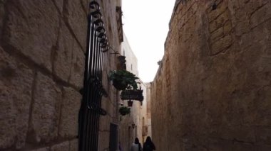 Mdina, Malta 20.11.2024 - Orta Çağ 'ın sessiz başkenti Malta' da Dar Sokak ve kireçtaşı duvarlar. Yüksek kalite 4k görüntü