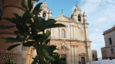 Mdina, Malta 20.11.2024 - Sessiz Şehir 'deki St. Pauls Katedrali, Malta' nın eski başkenti. Yüksek kalite 4k görüntü