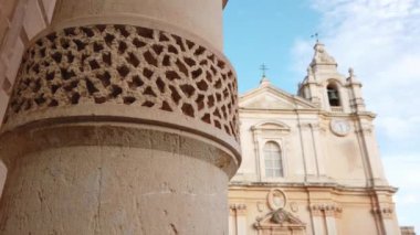 Mdina, Malta 20.11.2024 - Sessiz Şehir 'deki St. Pauls Katedrali, Malta' nın eski başkenti. Yüksek kalite 4k görüntü