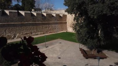 Mdina, Malta 20.11.2024 - Güzel cüzdan kenti Mina, Mdina ana kapı köprüsünden Il-Foss üzerinde vier. Yüksek kalite 4k görüntü