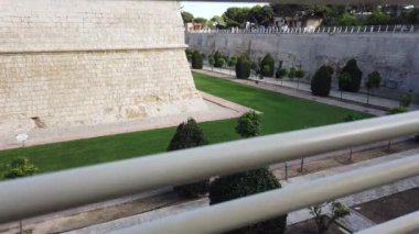 Mdina, Malta, Sessiz şehir duvarları, Il-foss. Yüksek kalite 4k görüntü