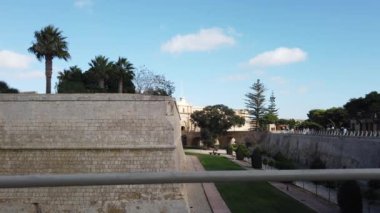 Mdina, Malta, Sessiz şehir duvarları, Il-foss. Yüksek kalite 4k görüntü