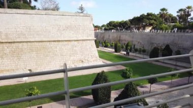 Mdina, Malta, Sessiz şehir duvarları, Il-foss. Yüksek kalite 4k görüntü