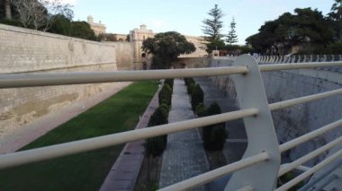 Mdina, Malta, Sessiz şehir duvarları, Il-foss. Yüksek kalite 4k görüntü