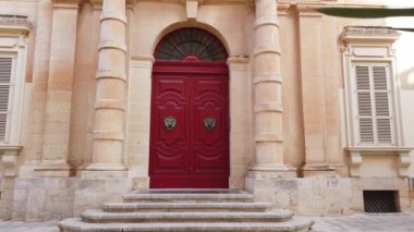 Mdina 'nın girişinde kırmızı kapılı eski başkent Malta' nın geleneksel ön cephesi. Yüksek kalite 4k görüntü