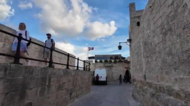 Mdina, Malta 23.11.2024 - Malta bayrağı güçlendirilmiş kentteki Fontanella Çay Bahçesi 'nin duvarında. Hiperlapse. Yüksek kalite 4k görüntü