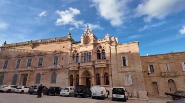 Mdina, Malta 23.11.2024 - Casa Gourgion - St Pauls meydanında bir soylu evi, güneşli bir günde Hyperlapse. Yüksek kalite 4k görüntü