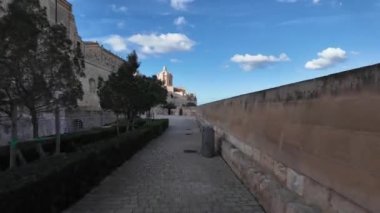 Mdina, Malta 23.11.2024 - St. Pauls Katedrali hiperhız. Arkadan bak. Yüksek kalite 4k görüntü