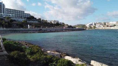 Salini, Malta 22.11.2024 - Güneşli bir Kasım gününde Salini tatil köyü. Yüksek kalite 4k görüntü