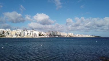 Malta, Qawra 'daki binaların manzarası Salini Resort' un yanından. Yüksek kalite 4k görüntü