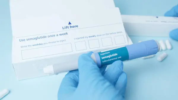 Semaglutide, Ozempic kalem. Doktor dozajı ayarlıyor ve kullanımını gösteriyor. Diyabet ve kilo kaybı. Yüksek kalite fotoğraf