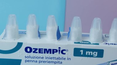 Qawra, Malta - 01.11.2024 - Ozempic 1mg kalem ambalajı üzerinde ekstra iğneler. Yakından çekiliyor. Yüksek kalite 4k görüntü