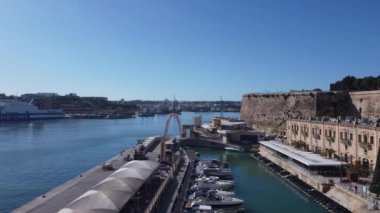 Valletta, Malta - 25.11.2024 - Valletta liman manzaralı feribot terminali yakınlarındaki morarmış tekneler. İHA atışı. Yüksek kalite 4k görüntü