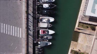 Valletta, Malta 25.11.2024 Valletta Limanı 'ndaki limanda tekneler. İHA atışı. Yüksek kalite 4k görüntü