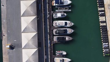 Marinaya demirlemiş hava manzaralı tekne ve yatlar. - Evet. Yüksek kalite fotoğraf