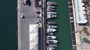 Marinaya demirlemiş hava manzaralı tekne ve yatlar. - Evet. Yüksek kalite fotoğraf