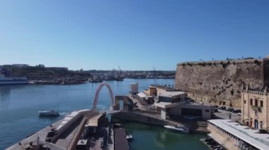 Valletta, Malta - 25.11.2024 - Valletta liman manzaralı feribot terminali yakınlarındaki morarmış tekneler. İHA atışı. Yüksek kalite 4k görüntü