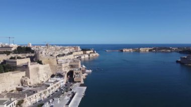 Valletta rıhtımı, Malta, hava manzaralı. Valetta solda ve üç şehir sağda. Yüksek kalite 4k görüntü