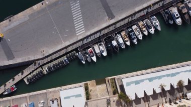 Marinaya demirlemiş hava manzaralı tekne ve yatlar. - Evet. Yüksek kalite fotoğraf