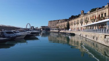 Valletta, Malta - 25.11.2024 - Valletta liman manzaralı feribot terminali yakınlarındaki morarmış tekneler. İHA atışı. Yüksek kalite fotoğraf