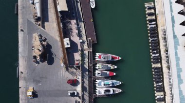 Marinaya demirlemiş hava manzaralı tekne ve yatlar. - Evet. Yüksek kalite fotoğraf