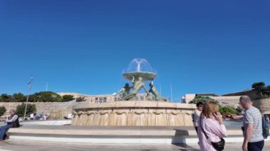 Valletta, Malta 25.11.2024 - Tritons Çeşmesi Valletta Şehir Kapısı dışında. Yüksek kalite 4k görüntü