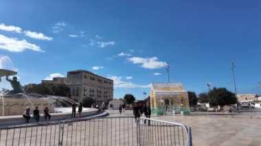 Valletta, Malta 25.11.2024 - Noel pazarı ve Valletta Şehir Kapısı 'nın dışındaki Tritons Çeşmesi yakınında. Yüksek kalite 4k görüntü