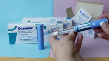 Qawra, Malta - 01.11.2024 - Kadın eli Ozempic kalemin kullanımını sunar. Kalem boş. Yüksek kalite 4k görüntü