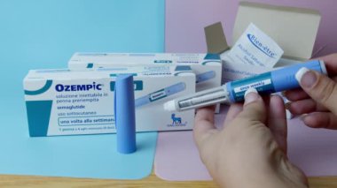 Qawra, Malta - 01.11.2024 - Kadın eli Ozempic kalemin kullanımını sunar. Kalem boş. Yüksek kalite 4k görüntü