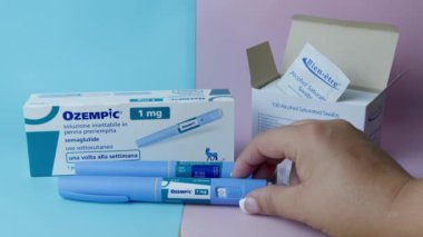 Qawra, Malta - 01.11.2024 - Ozempic enjektör kalemi alınıyor. Yüksek kalite 4k görüntü