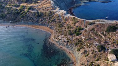 Clay uçurumları düz kaya burnu Qarraba Körfezi, altın kum ve zümrüt su sabahın erken saatlerinde hala gölgede. Havadan yukarıdan aşağıya doğru. Yüksek kalite fotoğraf