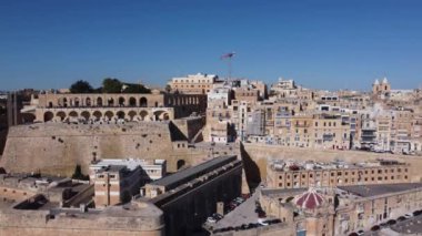 Valletta, Malta 25.11.2024 - Yukarı Barakka Bahçeleri ve güçlendirilmiş başkent Malta. Denizden hava görüntüsü. Yüksek kalite 4k görüntü