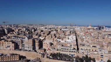 Valletta, Malta 25.11.2024 Valeta havacılık şehir manzarası. Yukarı Barakka Bahçelerini gözler önüne seriyor. Yüksek kalite 4k görüntü