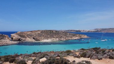 Comino, Malta 29.05.2024 - Issız Cominotto adasında güzel beyaz kumsal, ve Mavi lagün Comino, Malta. Havadan çekim. Yüksek kalite fotoğraf