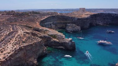 Comino, Malta 29.05.2024 - L-Ghar ta Bla Saqaf ya da Comino Adası Malta 'daki Çatı Mağarası, Aerial View. Çakıl Koyu. Yüksek kalite fotoğraf