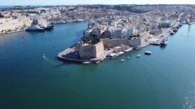 Gardjola bahçelerinin havadan görünüşü - güvenli cennet bahçeleri, Senglea Point, soldaki St. Angelo Kalesi ve Malta Denizcilik Müzesi ile Birgu rıhtımı. Yüksek kalite 4k görüntü