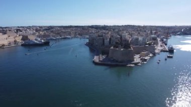 Gardjola bahçelerinin havadan görünüşü - güvenli cennet bahçeleri, Senglea Point, soldaki St. Angelo Kalesi ve Malta Denizcilik Müzesi ile Birgu rıhtımı. Yüksek kalite 4k görüntü