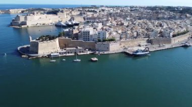 Gardjola bahçelerinin havadan görünüşü - güvenli cennet bahçeleri, Senglea Point, soldaki St. Angelo Kalesi ve Malta Denizcilik Müzesi ile Birgu rıhtımı. Yüksek kalite 4k görüntü