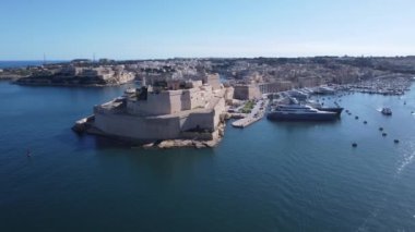 Malta Birgu Kalesi Saint Angelo Forti Sant Angl Vittoriosa Birgu Seaview hava çekimi sabah erken saatlerde. Yüksek kalite 4k görüntü