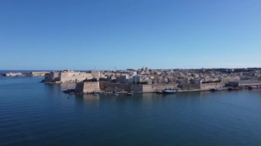 Gardjola bahçelerinin havadan görünüşü - güvenli cennet bahçeleri, Senglea Point, Fort St. Angelo ve Birgu rıhtımının yüksek kalitede 4K görüntülerini ortaya çıkarıyor.