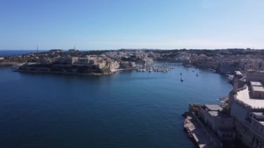 Kalkara ve St. Angelo Kalesi 'nin havadan görüntüsü. Valletta Malta İHA 'sı sabah vuruldu. Yüksek kalite 4k görüntü