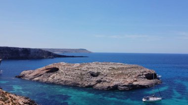 Kayalıklardaki doğal pencereler, Comino Adası Malta, İHA atışı. Yüksek kalite fotoğraf