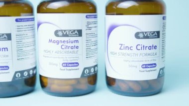 Qawra, Malta, 26.10.2024 - Çinko sitrat ve magnezyum sitrat takviyeleri. Kapatın. Yüksek kalite 4k görüntü