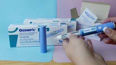 Qawra, Malta, 26.10.2024 - Ozempic paket ve kalem diyabet ve kilo kaybı ilaçları. - Evet. Yüksek kalite 4k görüntü